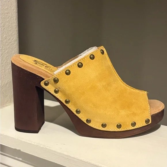 NEW- Sbicca Crowley Womens Sz 9  Marigold  Suede Slip On Mule Sandals Shoes - Picture 2 of 11